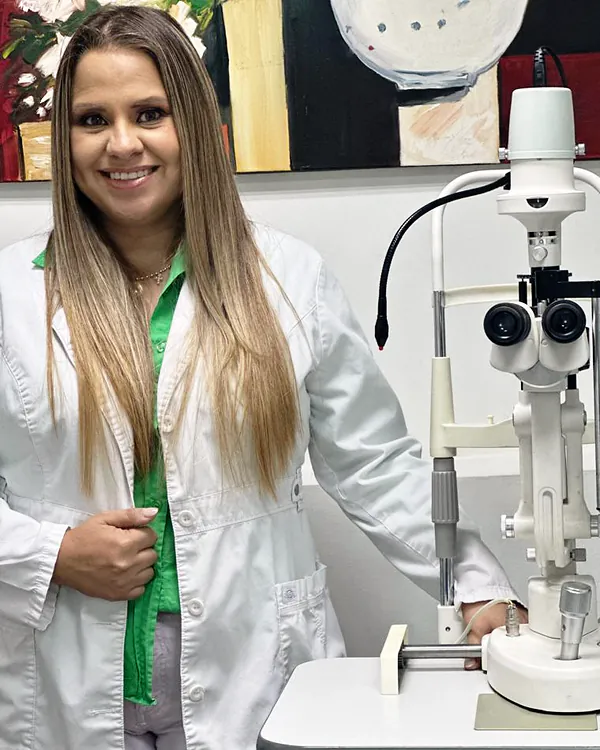 Dra. Alba Solórzano, oftalmóloga, de pie junto a una lámpara de hendidura